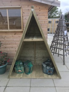 triangular log store