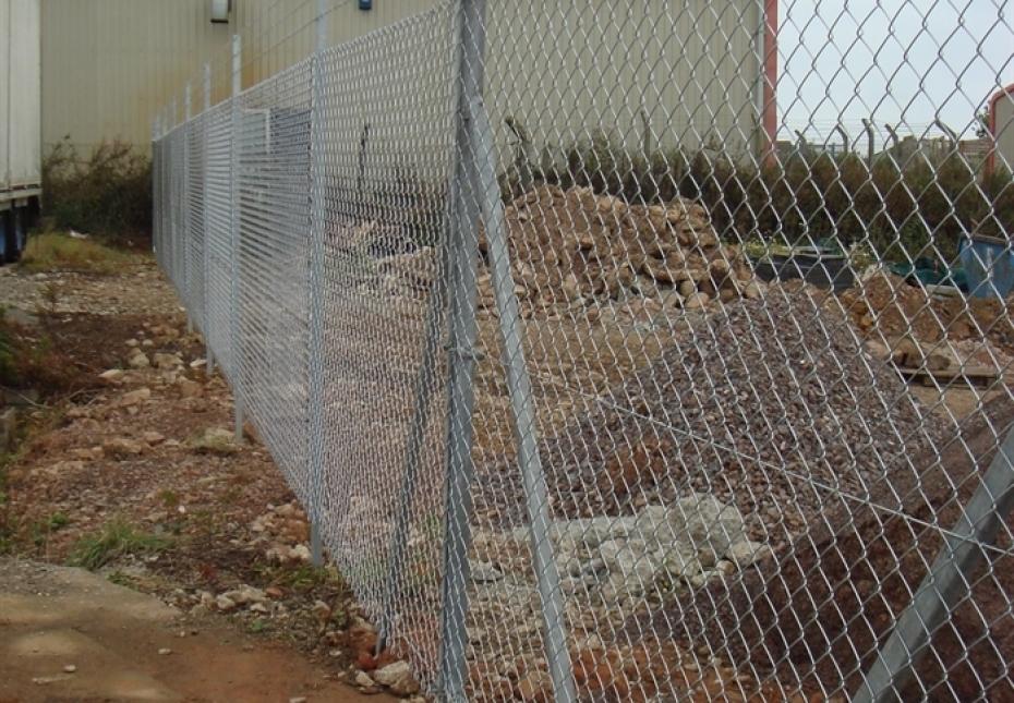 Chain link with barbed wire