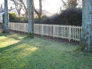 Pin grooved palisade fencing